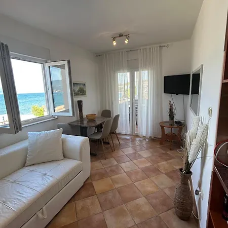 Beachfront Family Escape, Ciovo Apartman *