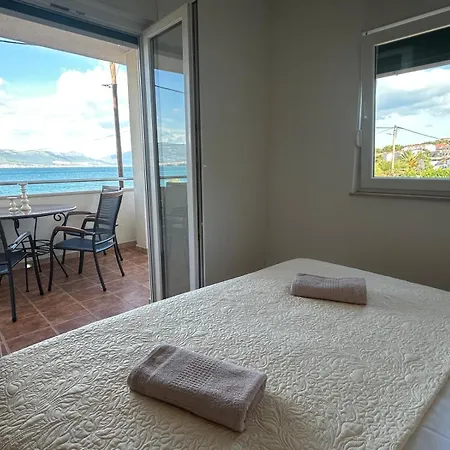 Beachfront Family Escape, Ciovo Apartman