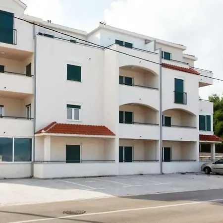 Beachfront Family Escape, Ciovo Apartament