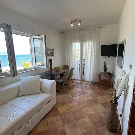 Apartment Beachfront Family Escape, Ciovo *