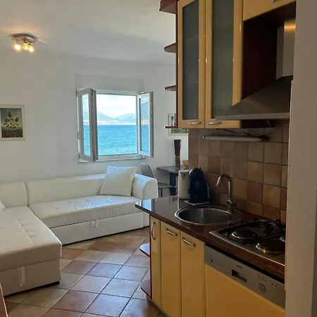 Beachfront Family Escape, Ciovo Apartment