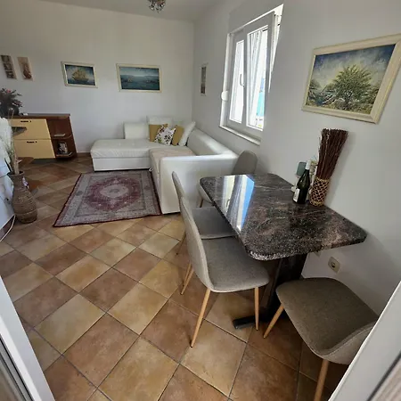 Beachfront Family Escape, Ciovo דירה טרוגיר